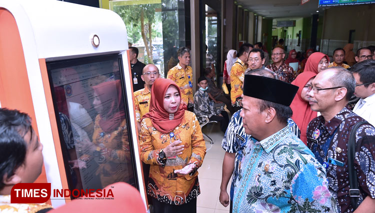 dr Aini Mas'idha, Direktur RSUD Ngimbang memaparkan perkembangan RSUD Ngimbang ke Bupati Lamongan Fadeli, Rabu, (8/1/2020). (Foto: Ardiyanto/TIMES Indonesia)