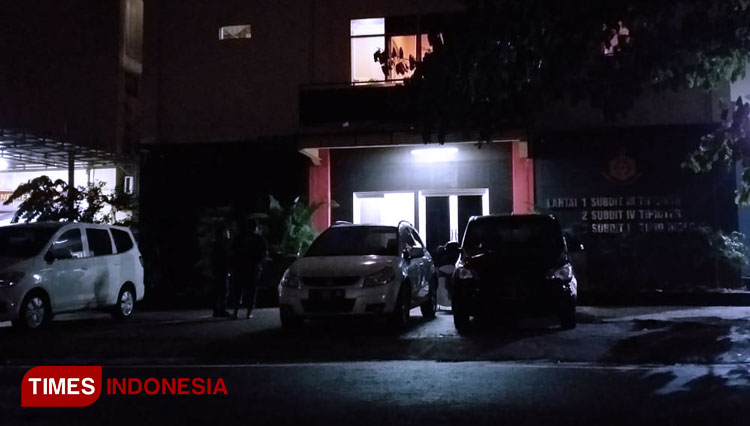 Wartawan-menunggu-Bupati-Sidoarjo-c.jpg
