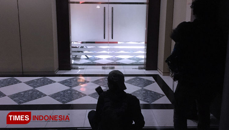 Wartawan menunggu Bupati Sidoarjo Saiful Ilah di Halaman Gedung Ditreskrimsus Polda Jatim, Rabu (8/1/2020). (Foto: Lely Yuana/TIMES Indonesia)