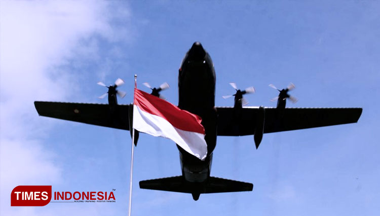 Pesawat angkut TNI AU Hercules C-130 milik Skadron 32 Lanud Abdulrachman Saleh Malang terbang rendah di acara sertijab Dan Wing 2 di Lapangan Dirgantara. Kamis,9/1/2020. (FOTO: Tria Adha/TIMES Indonesia
