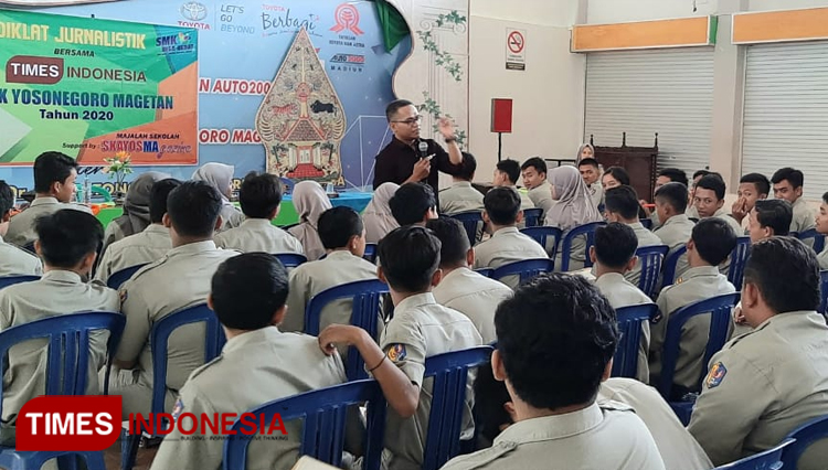 Siswa SMK Yosonegoro mengikuti kegiatan diklat jurnalistik di aula sekolah. (Foto: Aditya Candra/TIMESIndonesia)