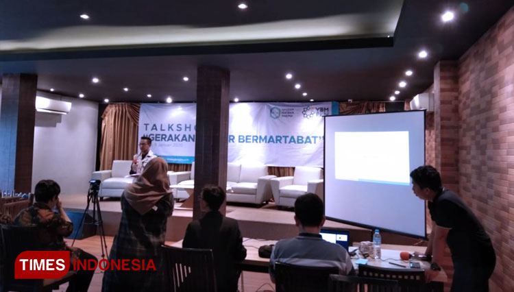 Halwani selaku CEO Niat Baik Sinergi Foundation saat mempresentasikan program 'Gerakan Pendidikan Pesisir Bermartabat' (FOTO: Edi Junaidi Ds/TIMES Indonesia)