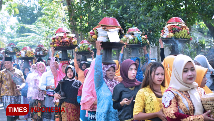 The girls holding Dulang on their head. (Picture by: the PR of West Lombok/TIMES Indonesia)