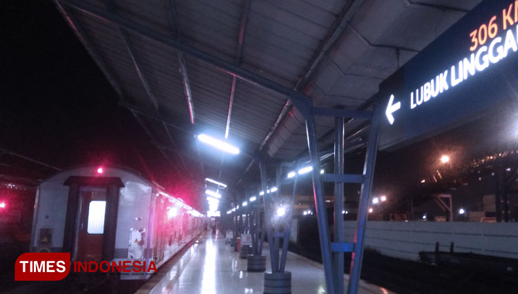 Kereta Palembang - Linggau di Stasiun Kertapati (Foto: Rochman/TIMES Indonesia)