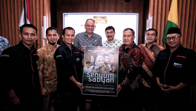 Wali Kota Bandung Oded M. Danial menerima tim Film Senyum Sabyan di Balai Kota Bandung, Jalan Wastukancana, Kamis (9/1/2020). 