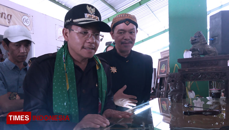 Wali Kota Malang Sutiaji saat menghadiri pembukaan Pameran Seni Rupa Pasar Bareng, Sabtu (11/1/2020). (foto: Delfi Nihayah/TIMES Indonesia)