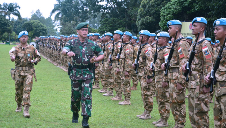 Panglima Divisi Infanteri 2 Kostrad, Mayjen TNI Tri Yuniarto, S.A.P., M.Si., M.Tr (Han) saat menyambut Pasukan Yonif Para Raider 502 Kostrad di Jabung. (FOTO: istimewa)