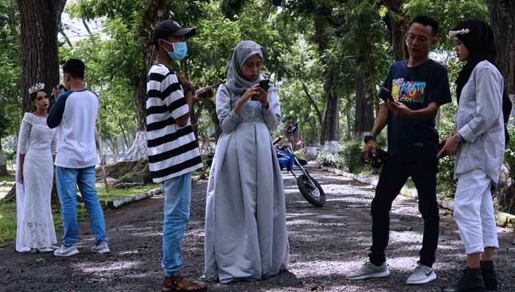 Some photographers are doing a photoshoot in Kampung Londo, Kencong, Jember. (PHOTO: Exclusive)