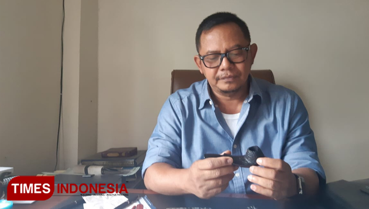 Tokoh pemipa (pipe smoker) sekaligus kolektor pipa cangklong dari Yogyakarta, H. Indriyanto Eko Saputro, ST. (FOTO: Fajar Rianto/TIMES Indonesia)