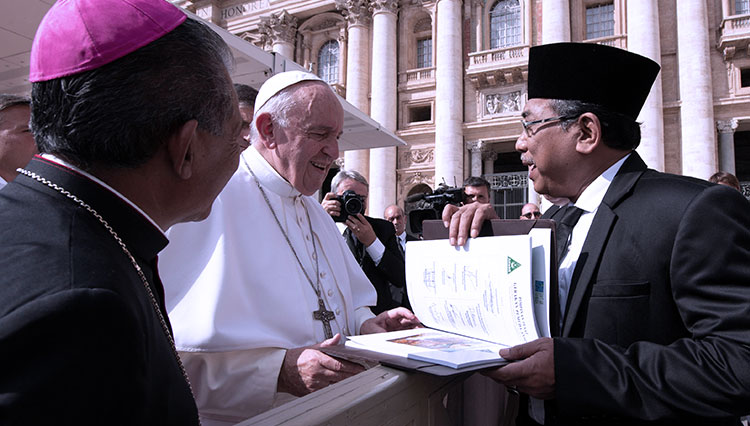 Katib Aam PBNU KH Yahya Cholil Staquf saat bertemu Paus Fransiskus di Vatikan, September tahun lalu. (foto: dokumen GP Ansor for TIMES Indonesia)