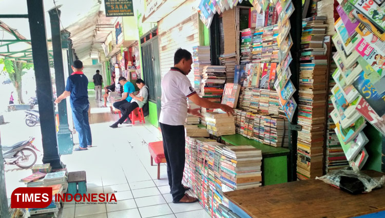 Hundreds of bookshop line up at Pasar Buku Wilis. (FOTO: Benaya/TIMES Indonesia)