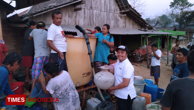 Toni menyerahkan bantuan air bersih dan saat menjadi pemateri pendidikan politik dan demokrasi bersama mahasiswa. (Foto: Istimewa/TIMES Indonesia)