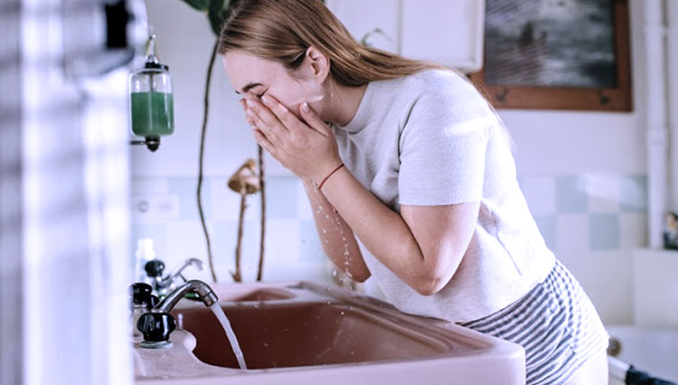 Jangan Lupa Mencuci Muka Sebelum Tidur, Ini 4 Manfaatnya