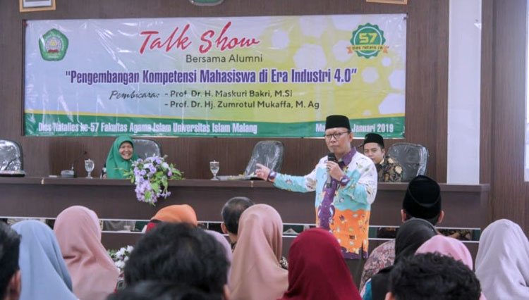 Dekan Fai Unisma Memberikan Sambutan Dalam Acara Talkshow Bersama Alumni.