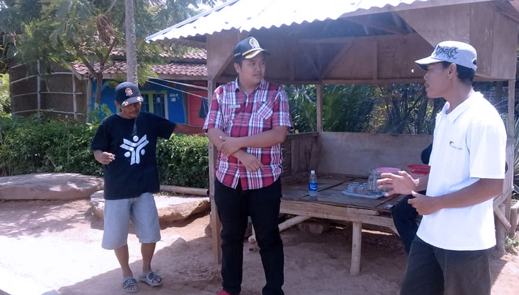 Anggota DPRD Kabupaten Bandung Dapil IV, Mochammad Lutfhi Hafiyyan (tengah) meninjau Kampung Saung Bale, Desa Narawita, Kecamatan Cicalengka, Kabupaten Bandung, Selasa (14/1/20)