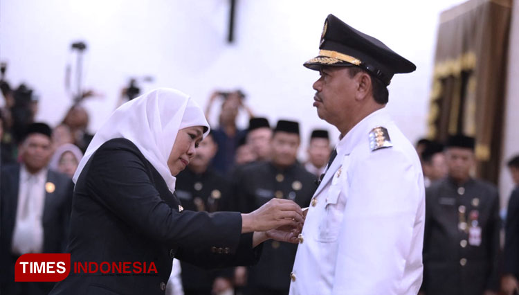 Gubernur Jatim Khofifah melantik Pungkasiadi menjadi Bupati Mojokerto di Gedung Negara Grahadi, Surabaya, Selasa (14/1/2020). (Foto : Istimewa)