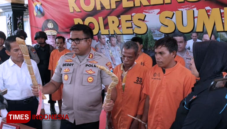 Kapolres Sumenep saat gelar Konfrensi Pers dengan 3 kasus tindak pidana di Mapolres Sumenep, Senin (13/01/2020). (FOTO: AJP TIMES Indonesia)