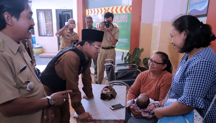Wali Kota Malang, Sutiaji, saat berkunjung ke Puskesmas Kendalsari, Lowokwaru, Kota Malang. (FOTO: Humas Pemkot Malang)
