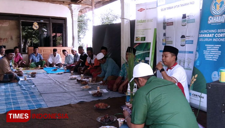 Puluhan petani di Dusun Sumber Taman, Desa Pakong,  Kecamatan Pakong Pamekasan berkumpul di rumah Kepala Dusun setempat.(Foto: Akhmad Syafi'i/TIMES Indonesia)