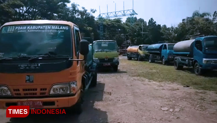Truk tangki air milik Perumda Tirta Kanjuruhan yang siap melakukan distribusi air mengatasi krisisi air di Kota Malang . (Foto: Binar Gumilang/TIMES Indonesia)