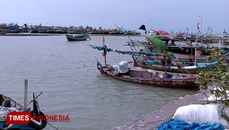 Kapal para nelayan di kawasan Pantura Lamongan tengah sandar karena gelombang tinggi, Selasa, (14/1/2020). (Foto: Ardiyanto/TIMES Indonesia)