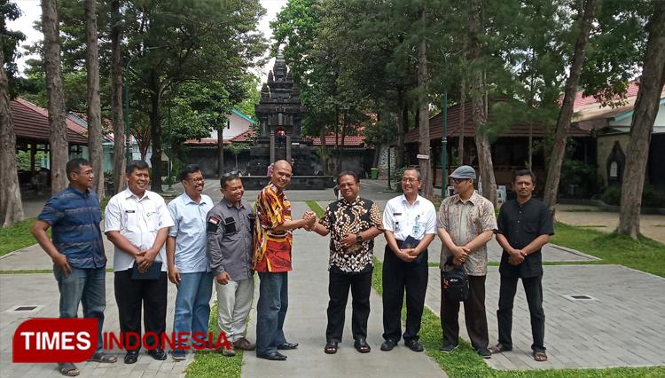 Amir syarifudin dan jajaran paroki ganjuran usai menggelar pertemuan (foto totok hidayat)