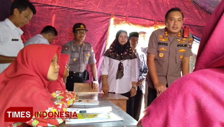 Siwa SDN Gunggungan Lor yang Belajar dalam Tenda Disambangi Kapolres Probolinggo