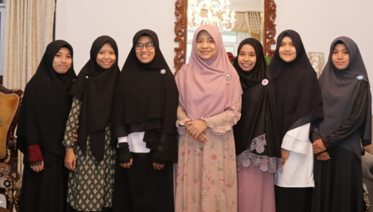Ketua TP PKK  Provinsi NTB, Hj. Niken Saptarini Widyawati Zulkieflimansyah (Tegah) saat menerima audiensi Komunitas Yuk Ngaji Lombok.(FOTO: Humas Pemprov NTB)