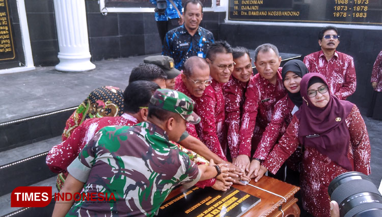 Bupati Magetan Suprawoto saat meresmikan tugu Nol Kilometer Magetan didampingi Forkompimda dan OPD terkait. Rabu (15/1/2020). (Foto: M Kilat Adinugroho/TIMES Indonesia)