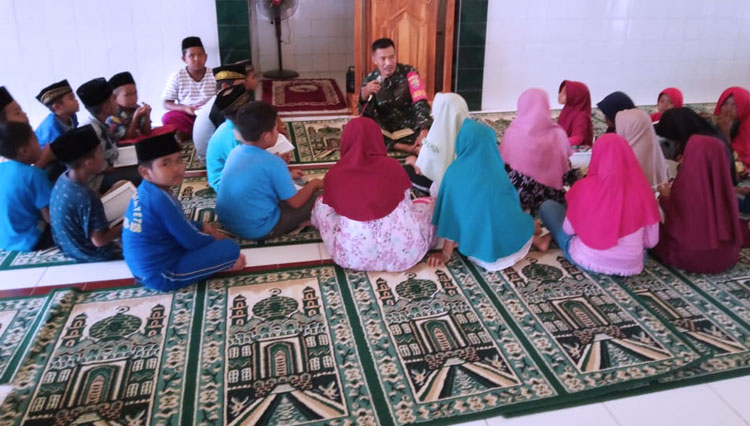 Kisah Sertu Khairudin, Babinsa Kodim 1628/Sumbawa Barat yang Nyambi Jadi Guru Ngaji