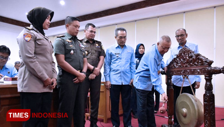 Bupati Bantul, Drs. Suharsono memukul gong saat pengumuman Rencana Umum Pengadaan tahun 2020. (FOTO: Helmi Jamharis/TIMES Indonesia)