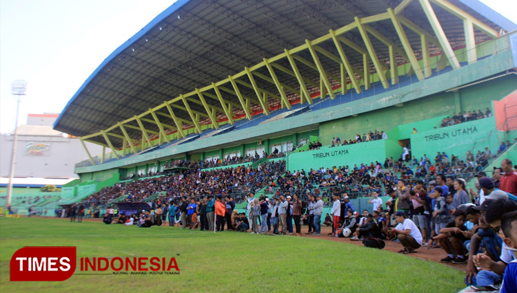 Meluber hingga Garis Lapangan, Aremania Uji Mental Pemain Arema FC di Latihan Perdana