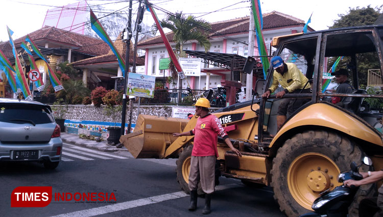 Dinas PU dan Bina Marga Kota Batu Datangkan Alat Berat