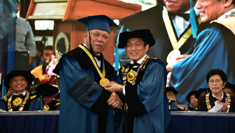 Menteri PUPR RI Basuki Hadimuljono menyampaikan orasi ilmiahnya dalam sidang terbuka Penganugerahan Gelar Doktor Honoris Causa di Aula Barat Kampus ITB, Jalan Ganesha, Kamis (16/1/2020), (FOTO: Biro Komunikasi Publik Kementerian PUPR RI)