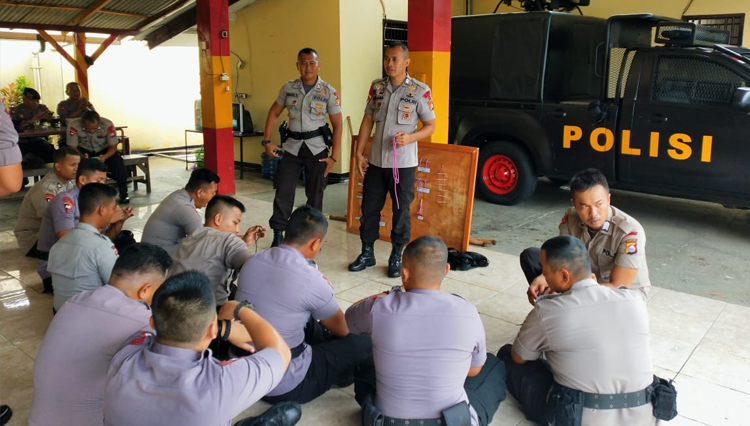 Personel Sat Brimob Polda Banten Berlatih Tali Temali di Mako Brimob Polda Banten