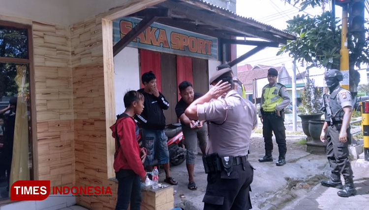 Anggota Kepolisian Polres Malang saat melakukan razia kejahatan jalanan. (Foto : Binar Gumilang / TIMES Indonesia)