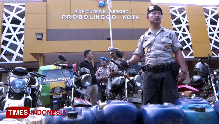 Borong Premium, Sabhara Polresta Probolinggo Amankan Motor Buncit dan Jerigen