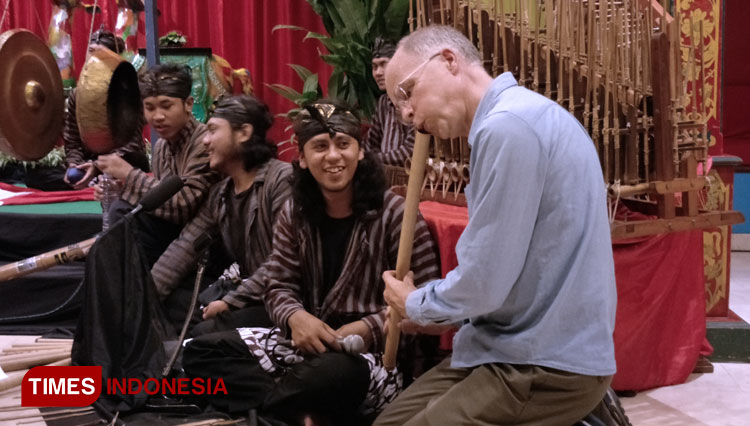 The customers taken to play some music instrument on the stage at the 49th Indonesia's Cultural Dining Series. (Picture by: Widodo Irianto/TIMES Indonesia)