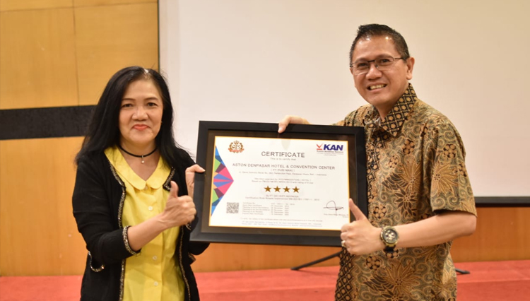 Penyerahan penghargaan bintang hotel 4 oleh Liliyanti Suharti, Marketing Executive dari PT QIS Certi Indonesia pada Sony Bambang Suryo, General Manager Aston Denpasar Hotel & Convetion Center.(foto: Aston Denpasar Hotel Bali)