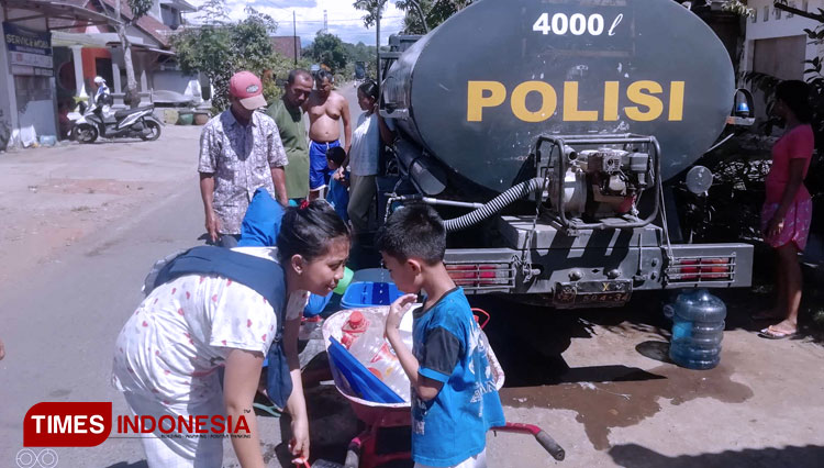 Warga saat mengantre bantuan air bersih dari Polres Malang. (Foto: Binar Gumilang/TIMES Indonesia)