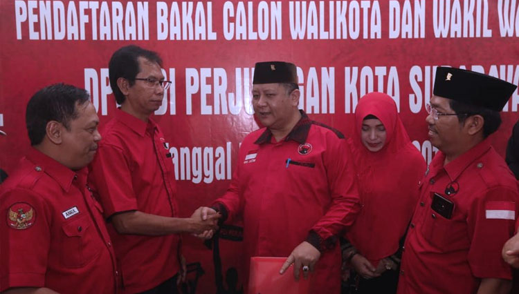 Ketua DPC PDI Perjuangan Surabaya Dominikus Adi Sutarwijono bersama Wawali Surabaya Whisnu Sakti Buana, Sabtu (18/1/2020). (FOTO: Istimewa) 