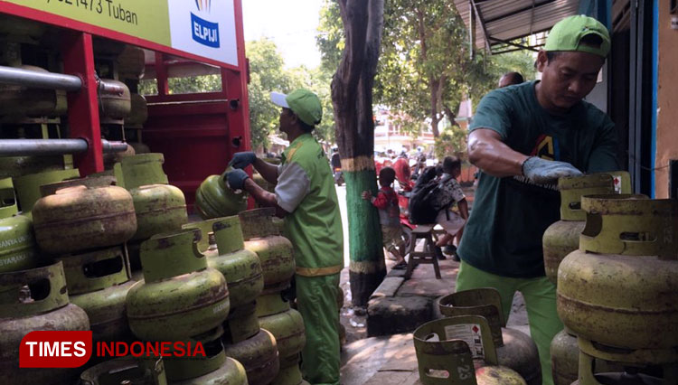 Pendistribuan dan memanfaatan subsidi gas melon LPG 3 kg (18/10/2020) (FOTO: Dokumen TIMES Indonesia)