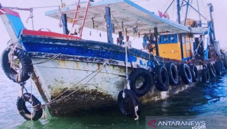 Kapal yang ditumpangi oleh delapan WNI di perairan Malaysia. (Foto: antara)