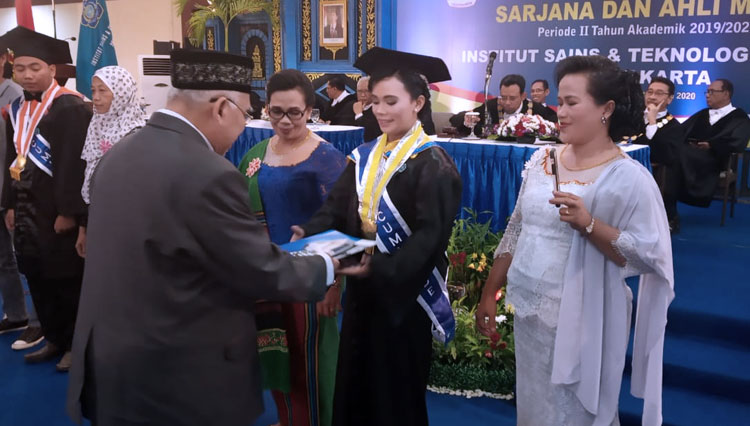 Wisudawan terbaik yaitu Efrat N.Nainggolan dan Muhammad Rajab Ranu Marjan ketika menerima penghargaan dari kampus IST Akprind Yogyakarta. (FOTO: Istimewa)