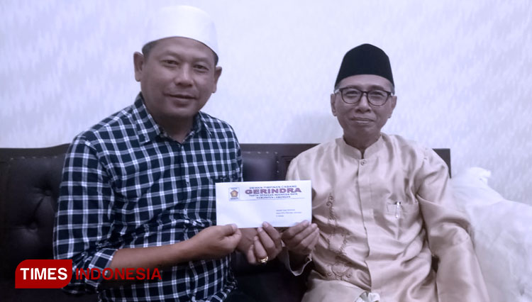 Ketua DPC PKB Lamongan, H Abd Ghofur menerima surat dari Ketua DPC Gerindra, H.M Tsalist Fahami, Minggu, (19/1/2020). (Foto: Ardiyanto/TIMES Indonesia)