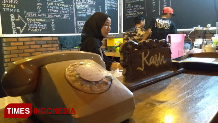 Kafe Joglo Gresik Brings Back the Old Time Concept