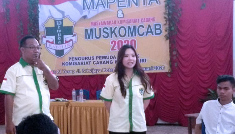 Regina Nadya Suwono (kanan) usai terpilih sebagai ketua Pemuda Katolik Kota Kediri. (FOTO: Istimewa)