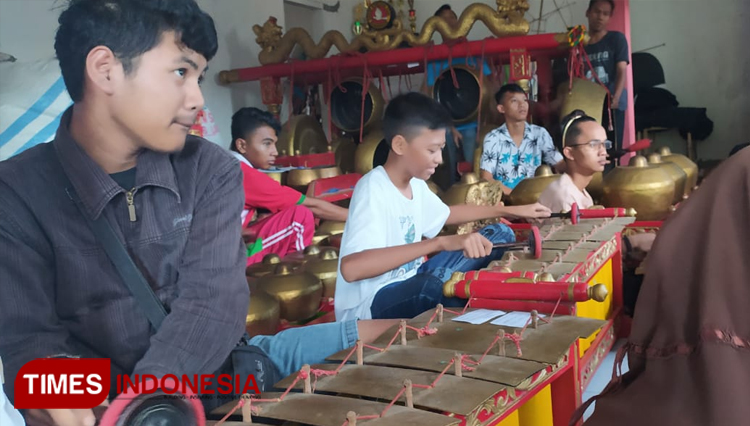 Anggota Sanggar GAS yang terdiri dari anak muda, terlihat antusias belajar alat musik tradisional (FOTO: Moh Bahri/TIMES Indonesia).
