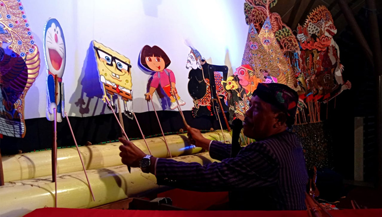 Pertunjukan wayang kulit dengan figur tokoh kartun anak-anak (Foto: Istimewa).