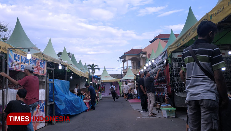 Tampak para pedagang UMKM menata standnya. (FOTO: Irham Wildana/TIMES Indonesia) 